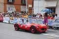 Elva MK1B del 1955 alla guida Rossi Antonio e navigatore Maria Angelantoni e Miss ombrellino che affianca il bolide al GP di Bari 2011